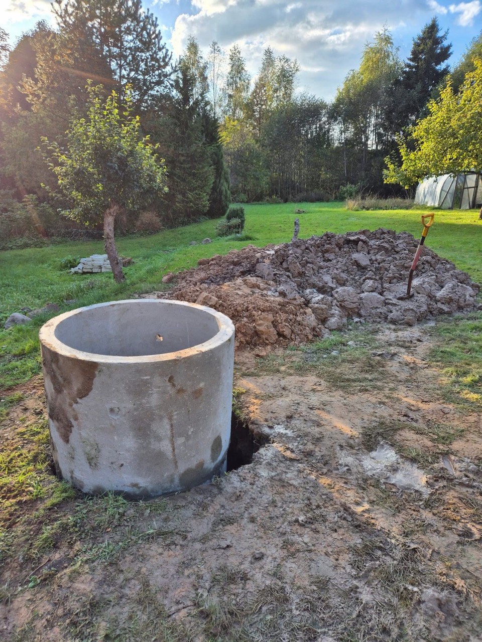 Betoninis šulinio žiedas ir paruošta kasimo vieta