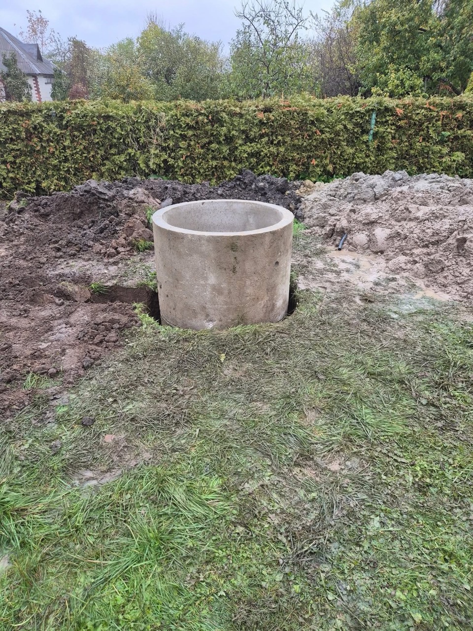 Užbaigtas betoninis šulinio žiedas sklype