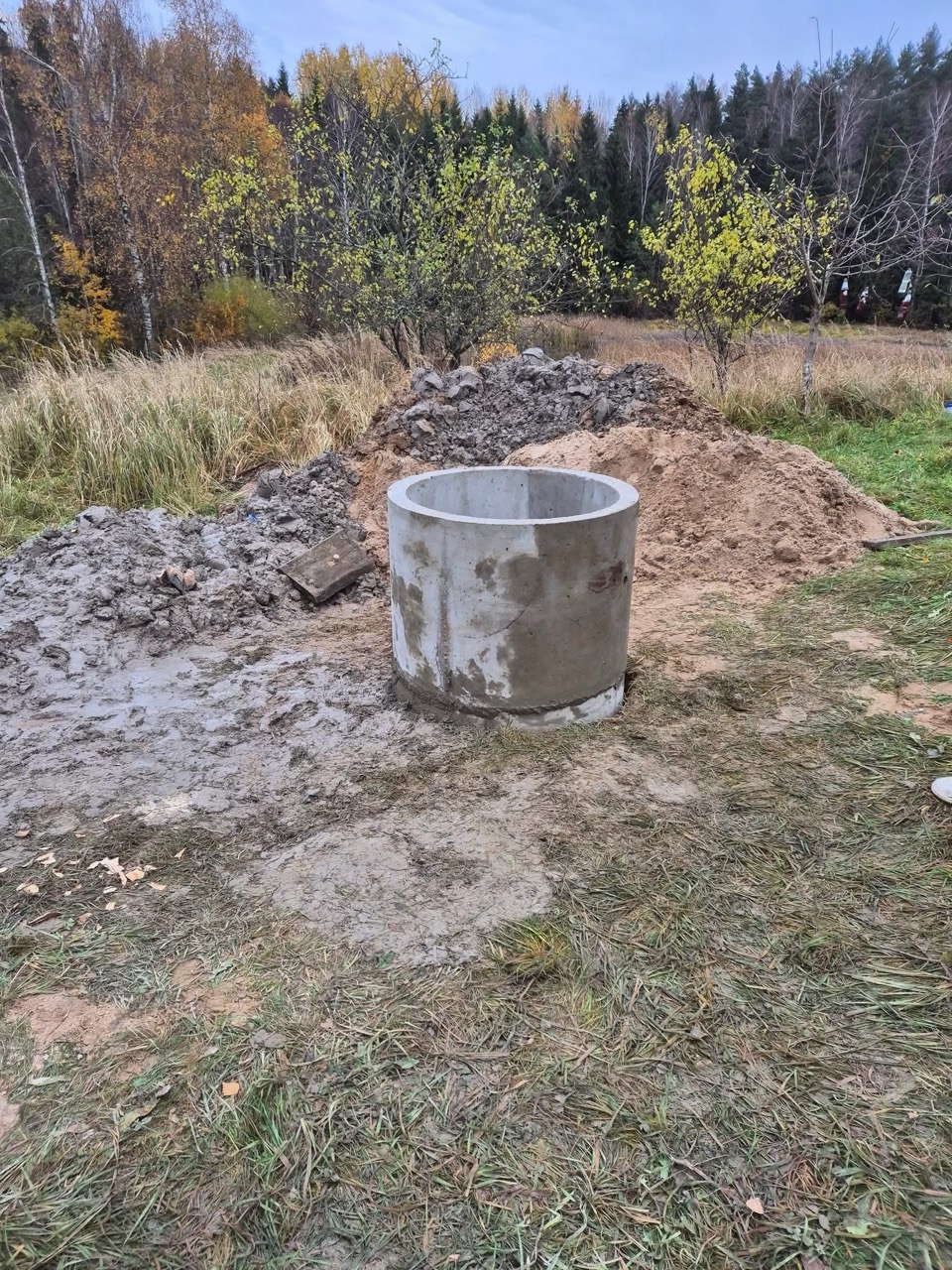 Betoninis šulinio žiedas paruoštas montuoti sklype