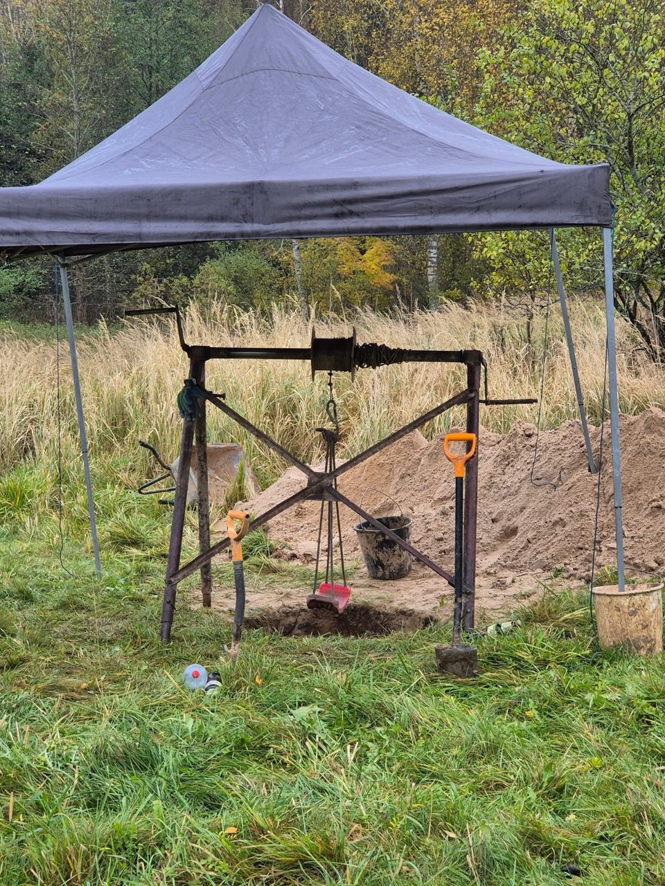 Rankinė gervė ir darbo vieta šulinio kasimui